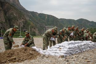 今日趣图：越南19岁小将头球破日本，国足69岁锋线组合无人可替